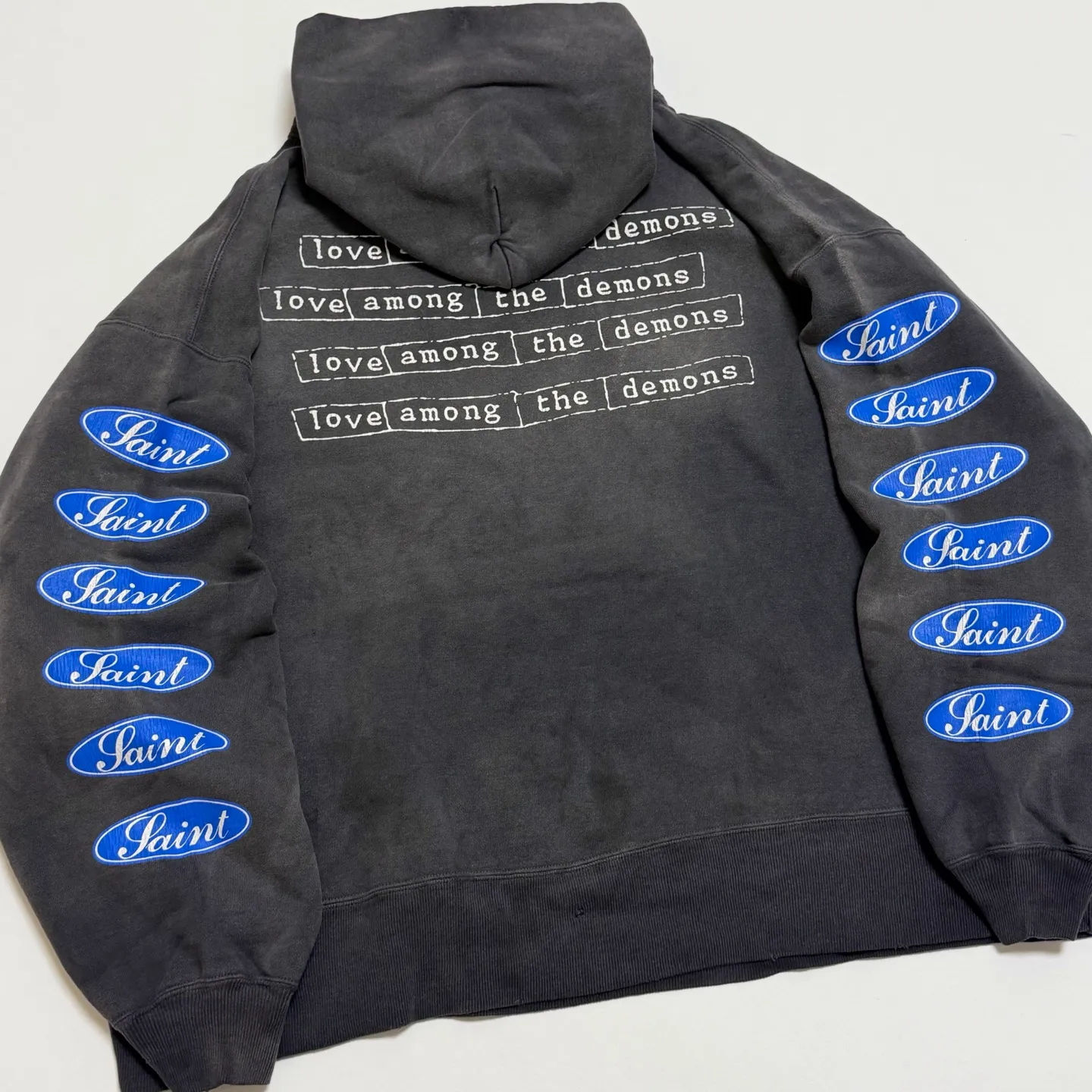 SAINT Mxxxxxx HOODIE/LOVE AMONG/BLK blue SAINT barrage slogan hoodie, washed black S-XL, the latest version, revised many times, the version is closer to the original version, and the street flavor is stronger! Heavy washing with water-sprayed fading process for stronger distressing effect. Handmade wormhole destruction treatment. Authentic level extreme distressed crack printing. The main mark and wash mark are all correct versions.